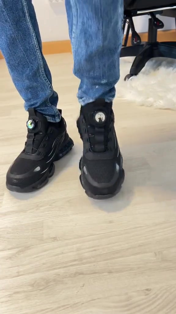Par de zapatillas de seguridad puestas, vistas de frente