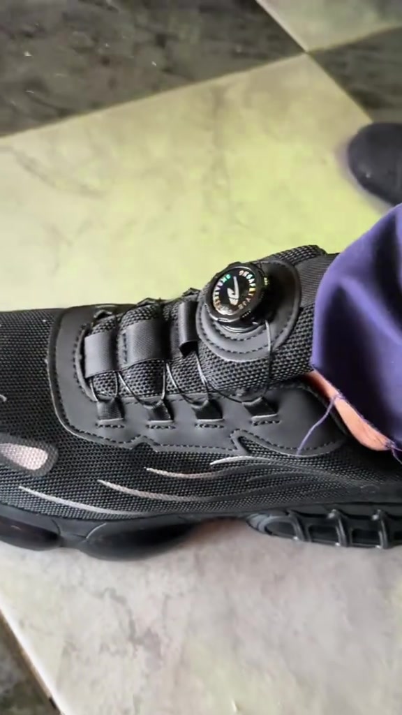 Primer plano del cierre rotativo de una zapatilla de seguridad
